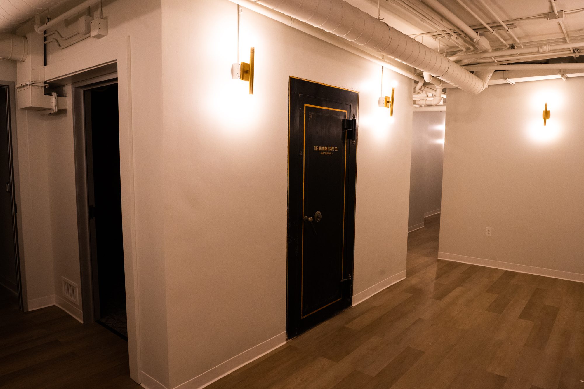 Vault corridor: new finishes around the original steel doors